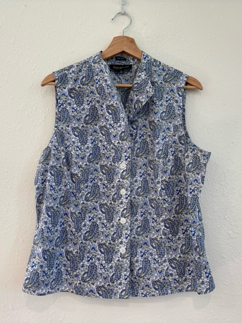 100% Cotton Jones New York Blue and White Paisley Sleeveless Button Front Top